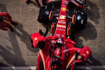 Hill speculeert: 'Sainz' houding geeft de strategen bij Ferrari meer vertrouwen dan die van Leclerc'