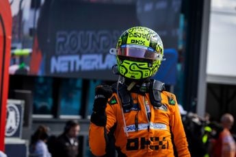 Ondertussen in F1 | Bizar: Norris racet een rondje over Silverstone in een levensgrote LEGO-auto