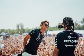 Ondertussen in F1 | Russell en Hamilton zijn elkaars stylist: 'Doe me dat niet aan'