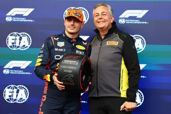 Isola mocht unieke bokaal overhandigen aan Verstappen: 'Hij zei: die is te groot voor mijn flat!'