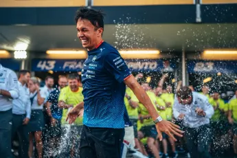 Albon vertelt over huidige vorm Williams: 'Soms moet je een stap terug zetten'