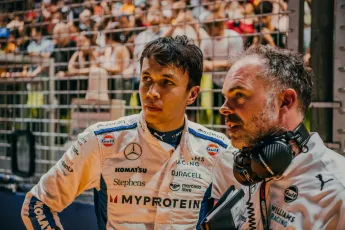 Albon gaat uitdaging met nieuwe teamgenoot Sainz graag aan: 'Kom maar op!'