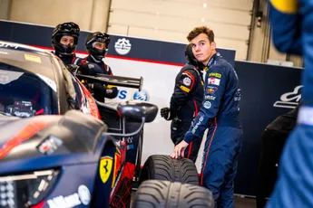 Ondertussen in F1 | Teambaas Verstappen houdt een oogje in het zeil