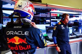 Ondertussen in F1 | Verstappen beantwoordt online vragen: hoe vaak krijgt hij nieuwe overalls?