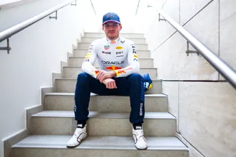 Verstappen zakt de broek af na driedubbele straf en geeft moeder de schuld: 'Daar zal het in zitten'