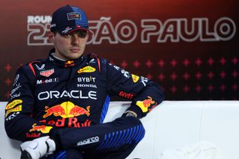 Verstappen enorm woedend op wedstrijdleiding: 'Kan hier echt met mijn hoofd niet bij!'