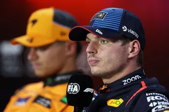 Albers geniet nog altijd van de reactie van Verstappen na Mexico: 'Toen stak hij drie vingers op'