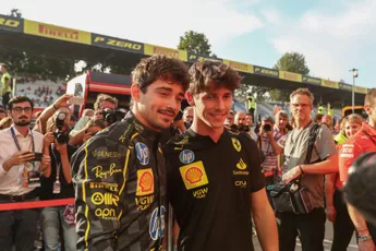 Broers Leclerc zorgen voor verwarring bij Ferrari: 'Ik kon niet horen wie er aan het woord was'