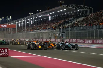 Verstappen imponeert Montoya door de controle te behouden: 'Agressieve versie van Russell'