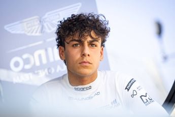 Red Bull-talent Lindblad ziet Hamilton als zijn voorbeeld: 'Altijd een connectie gevoeld met Lewis'