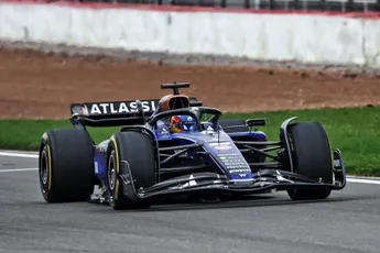 Foto's | Sainz geeft de Williams FW47 de sporen op het circuit van Silverstone