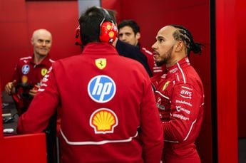 Het Ferrari-debuut van Hamilton | Brit wijst engineer op fout: 'We hebben grote kans laten liggen'