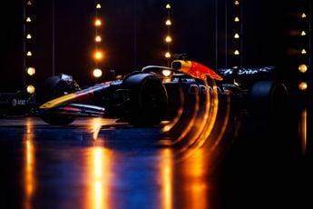 Red Bull onthult RB21, Verstappen neemt auto de baan op in Bahrein