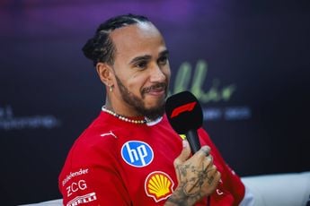 Hamilton moet nog wennen bij Ferrari: 'Alles staat letterlijk op zijn kop'