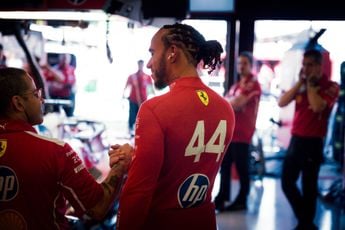 Hamilton geschrokken van Ferrari: 'Niet verwacht dat we er zo ver naast zouden zitten'