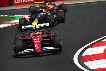 Brundle speculeert over 'verwarrende' race van Verstappen: 'Misschien hoefde hij dat niet meer'