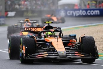 Norris wint in Australische chaos, Verstappen komt nipt tekort in ijzersterke race