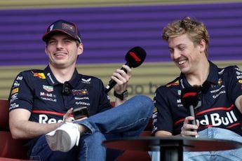 Verstappen lacht om telefoontje van Brown: 'Was meteen klaar toen hij wist hoeveel hij moest betalen'