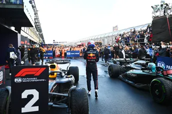 De race van Verstappen | Lambiase schreeuwde nog net niet van de stress: 'Nú, nú naar binnen!'
