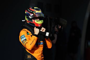 Piastri grijpt de macht in China, Verstappen naast Norris op de startopstelling