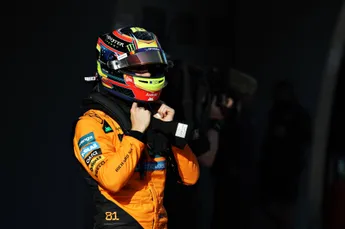 Piastri grijpt de macht in China, Verstappen naast Norris op de startopstelling
