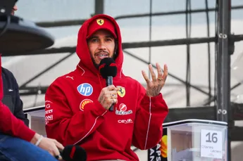 Weinig antwoorden bij Hamilton maar Sainz duidelijk over opvolger: 'Helemaal niet verrast'