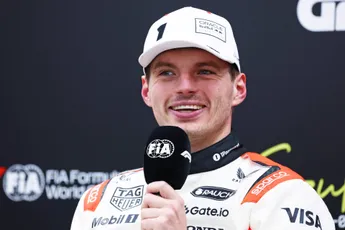 Verstappen geeft ontwijkend antwoord, Kalff helpt: 'Zal ik even antwoord geven?'