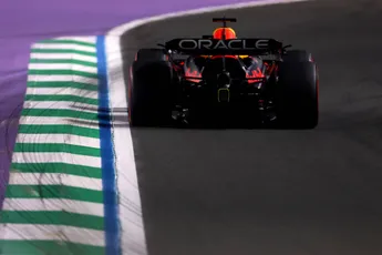 Boordradio's vrijdag GP Saoedi-Arabië | Verstappen zorgt voor ergernis: 'Niemand gebruikt de radio'