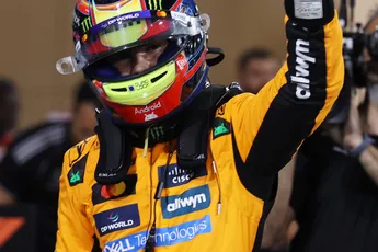 Piastri klokt snelste tijd in onderbroken sessie, Verstappen na solide sessie in de top drie