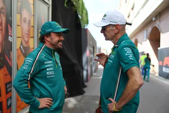 Alonso vestigt hoop op voormalig Red Bull-kopstuk: 'We leren allemaal van hem'