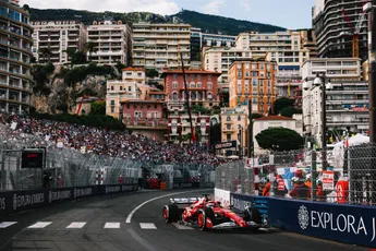 Leclerc zet Ferrari opnieuw bovenaan, Verstappen razendsnel op de mediumband