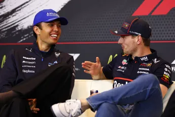 Albon spreekt bewondering uit voor Verstappen na GT-missie: 'Hij kan gewoon niet stoppen'