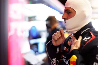 Verstappen dolt met journalisten en McLaren: 'Bocht 1 is time to shine!'