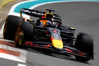 Verstappen straft elk klein foutje af: 'Moeilijk te bevatten hoeveel info hij verwerkt én dat opmerkt'
