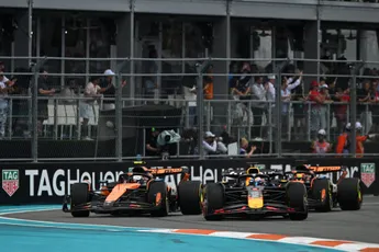 Verstappen geeft het volledig op en 'trapt lol': 'Ik dacht: laat maar lekker zitten'