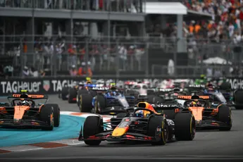 De race van Verstappen | Lambiase kon niet motiveren: 'Kom op. Je bent sneller op een langzamere band'