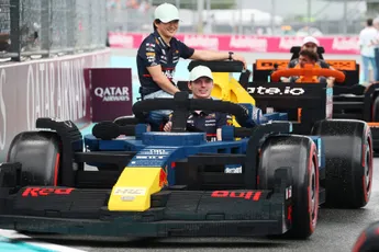 Ondertussen in F1 | Goede oefening voor Lily: Verstappen op pad met 'baby' Tsunoda