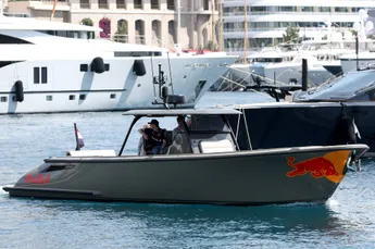 Ondertussen in F1 | Verstappen poseert op zijn boot, en arriveert in de paddock