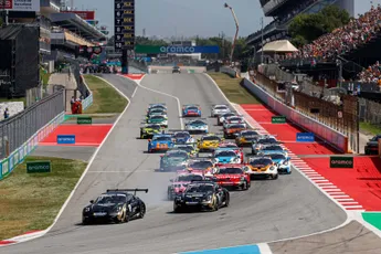 Porsche Supercup Spanje | Ghiretti soeverein naar de zege, Boerekamps viert goed resultaat