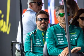Alonso en Nederlandse journalist met hilarisch onderonsje: 'We hebben een deal met je persvoorlichter'