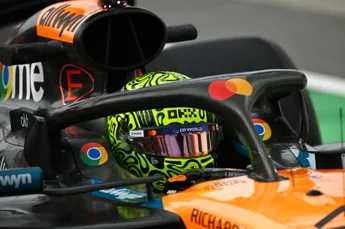 Norris wint na hard duel met Piastri, Verstappen valt in openingsronde uit