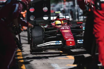 Hamilton zet Ferrari in zijn eigen Silverstone bovenaan, Verstappen klaagt over balans