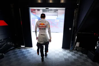 Verstappens titelkansen gaan buiten eigen fout in rook op: 'Dit was misschien wel de genadeklap'