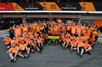 Ondertussen in F1 | McLaren laat Brad Pitt voor het eerst met F1-auto rijden