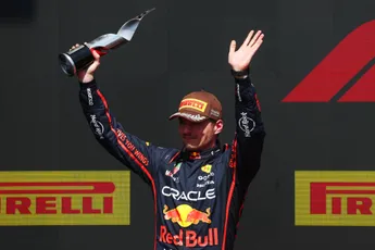 Verstappen onthult speciale helm voor thuisraces in 2025: 'Zo speciaal als ooit'