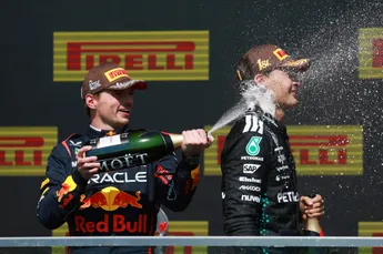 Verstappen en Russell trekken hun lolbroek aan: 'Moet wel als ik geen contract heb volgend jaar!'