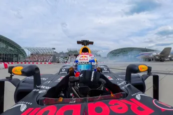 In beeld: Verstappen geeft RB8 de sporen in Salzburg en leeft zich uit tijdens Red Bull-event