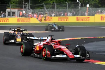 Leclerc genoot van kat-en-muis-spel met Verstappen: 'Ik dacht: shit, ik moet dit tempo vasthouden'