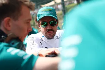 F1 in het kort | Alonso slaat VT1 en mogelijk meer sessies over na blessure aan zijn rug