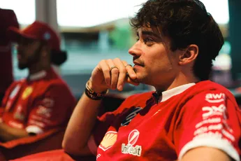 Leclerc spreekt Hamilton tegen: 'Blij dat de auto beter aanvoelt'